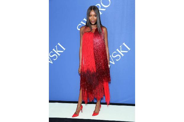 ...machte das Model Naomi Campbell in Calvin Klein, die auf der Preisverleihung auch mit dem Icon Award ausgezeichnet wurde....