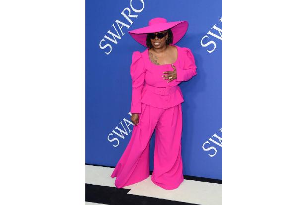 ...Whoopi Goldberg. Nun ja, geklappt hat das in dem quietsch-pinken Entwurf von Christian Siriano schon - aber ob es das wer...