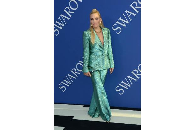 ...Look: 'Dawson's Creek'-Star Busy Philipps punktete in diesem Anzug von Christian Siriano und galt völlig zu Recht als die...