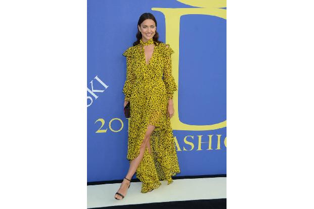 ...zeigte Topmodel Irina Shayk in dieser heißen Nummer von Diane von Furstenberg. Als ihr genaues Gegenstück könnte...