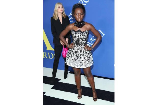 ...Oscarpreisträgerin Lupita Nyong'o in ihrem Versace Dress gesehen werden: Monochrom statt bunt, kurz statt lang, eng statt...