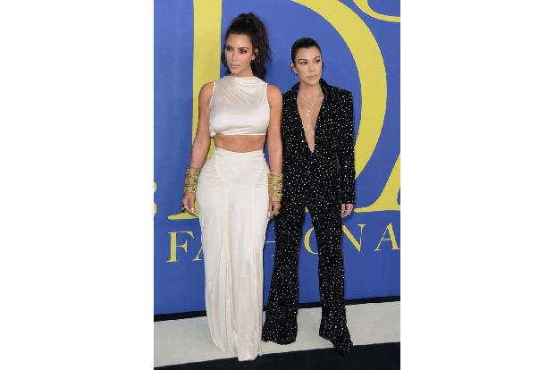 ...Preisträgerin Kim Kardashian - sie wurde mit dem CFDA Influencer Award ausgezeichnet - und ihre Schwester Kourtney. Kim s...