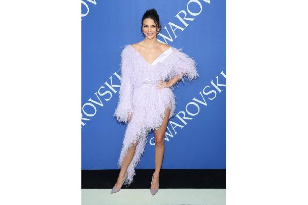 ...komplett anderer Look: Fashion Shootingstar Kendall Jenner bewies in dieser federleichten Nummer von Alexandre Vauthier m...