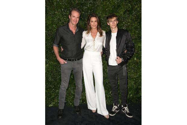 ...Start: Rande Gerber, Cindy Crawford und Presley Walker Gerber erschienen im klassischen Monochrom-Look, der extrem viel C...
