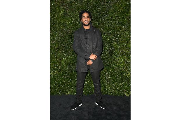 ...Sänger Skip Marley, kann die unbunte Farbe richtig Spaß machen - dazu noch eine coole Pose und fertig ist der perfekte Ch...