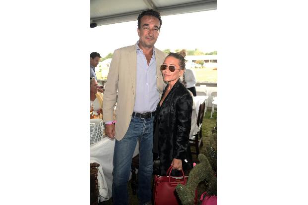 ...Olivier Sarkozy ablichten lässt. Während er stolze 1,90 Meter misst, schafft es Mary-Kate lediglich auf 1,57 Meter. Das V...