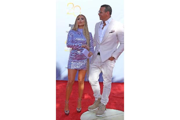 ...Jennifer Lopez, denn ihr aktueller Lebensgefährte Alex Rodriguez ist mit seinen 1,90 Meter fast ein Riese. Um ihm mit ihr...