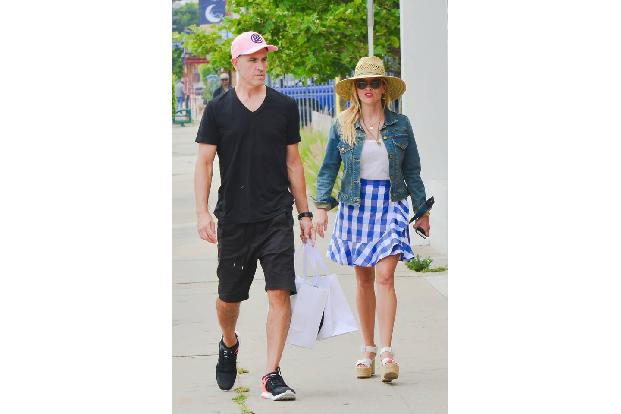 ...Reese Witherspoon und ihrem Mann Jim Toth aus. Reese ist nur 1,56 Meter klein, Jim hingegen fast 1,90 Meter. Allerdings s...