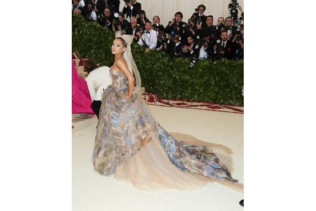 ...Ariana Grande an die 1,60 Meter nicht herankommt. Der zierliche Popstar ist gerade einmal 1,53 Meter groß, auf den Bühnen...