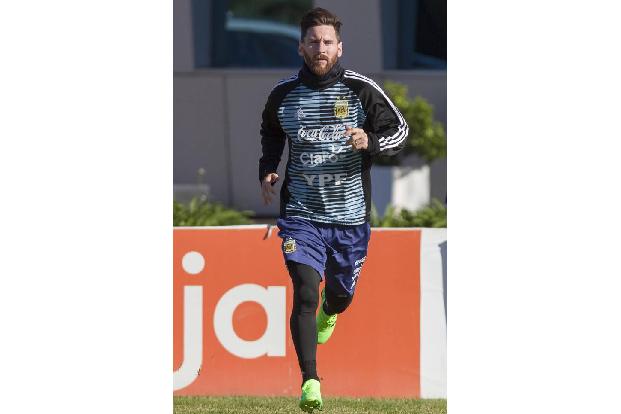 …Lionel Messi gibt sein Bestes, um als Sieger die Weltmeisterschaft in Russland zu verlassen und anschließend von seiner Fra...