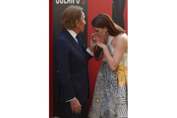 ...Anne Hathaway umschmeichelte den Modeschöpfer wie eine Gläubige den Papst. Ebenfalls Teil des 'Ocean's 8'-Universums ist...