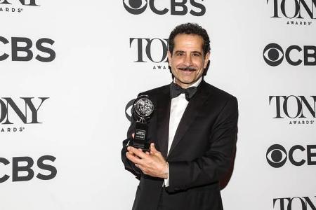 ...ihrem Kollegen Tony Shalhoub Glück: Der frühere 'Monk'-Darsteller gewann in der Kategorie 