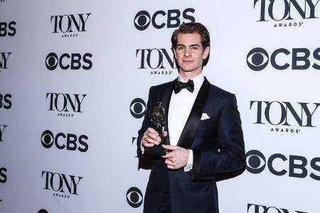 ...ein Eckchen jünger: 'Spider-Man'-Held Andrew Garfield, 34 Jahre alt, räumte einen Preis für seinen Auftritt in 'Angels in...
