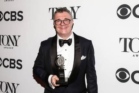 ...Nathan Lane überzeugte in seiner Nebenrolle in 'Angels in America' und strahlte bis über beiden Ohren mit seiner Trophäe ...