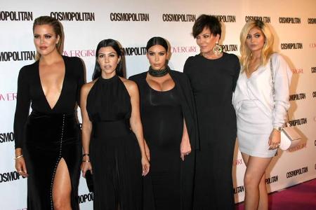 ...Kris Jenner knüpfen - immerhin hat die Amerikanerin fünf Töchter! Dieses Foto zeigt die Damen fast alle zusammen: Khloé, ...