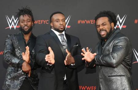 ...Dreierpack posierten die Wrestler Kofi Kingston, Big E und Xavier Woods für die Kameras und zeigten den Fotografen dabei ...