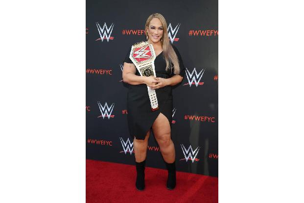 ...aktuelle Raw-Meisterin der Frauen, Nia Jax, verschönerte ihr Outfit mit einem besonderen Accessoire: Ihren Championship-G...