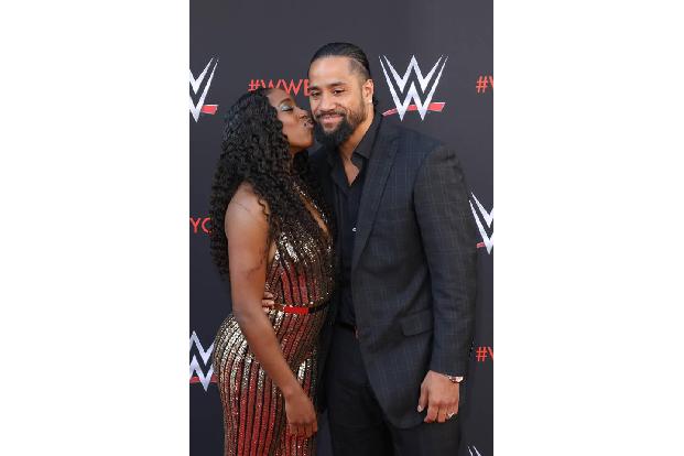 ...der Wrestling-Szene Naomi Uso und Jimmy Uso turtelten gemeinsam über den Red Carpet. Die beiden Profi-Sportler sind seit ...
