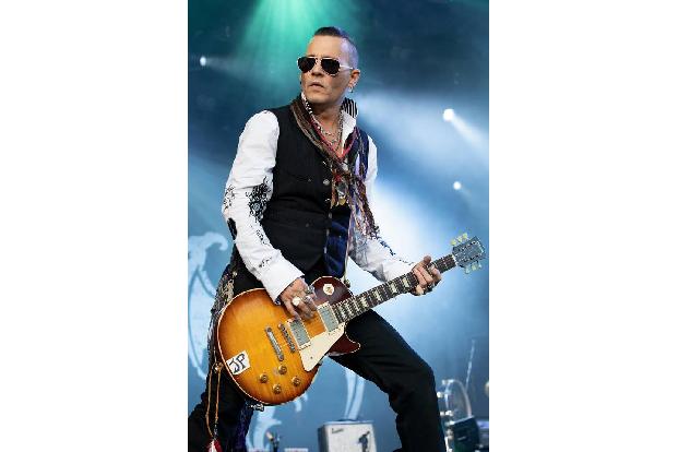 ...Johnny Depp, obwohl der vertraglich zu zahlreichen PR-Terminen und -Interviews verpflichtet ist und derzeit mit seiner Ba...