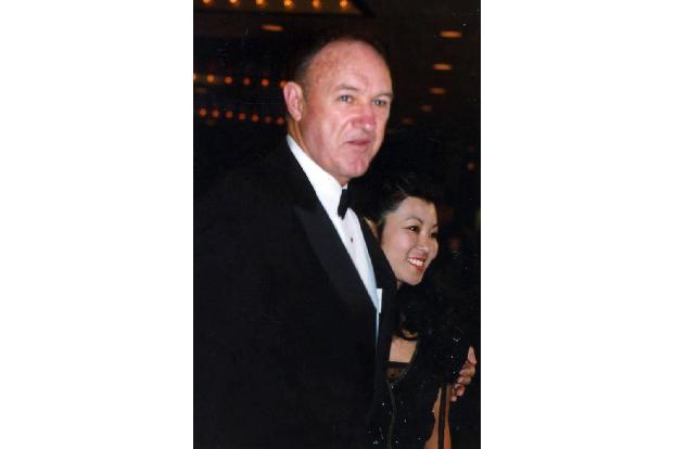 ...Gene Hackman satt. Nach seinem Ruhestand als Schauspieler zog er sich nach Santa Fe zurück, um zu malen und Bücher zu sch...