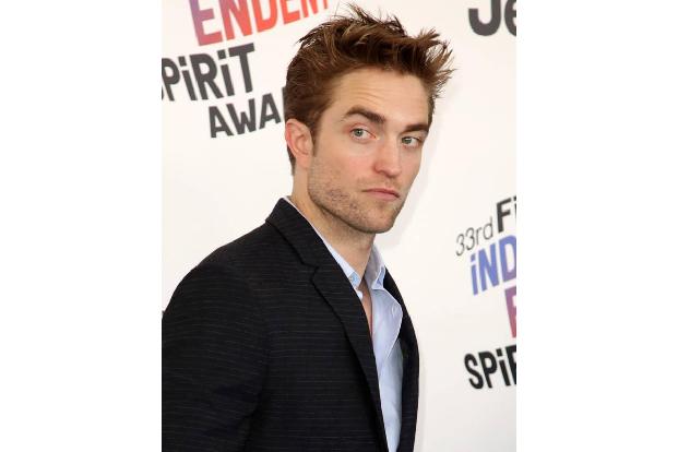 ...Robert Pattinson ließ einige Reporter über die Jahre behaupten, der Star sei launisch und ein richtiger Miesepeter. Dabei...