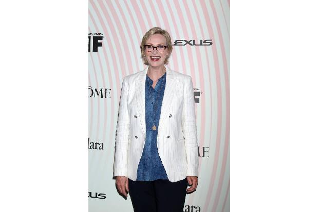 ...nicht weit: 'Glee'-Liebling Jane Lynch, die unter anderem auf Twitter immer wieder politisch wird und zu mehr Gleichberec...