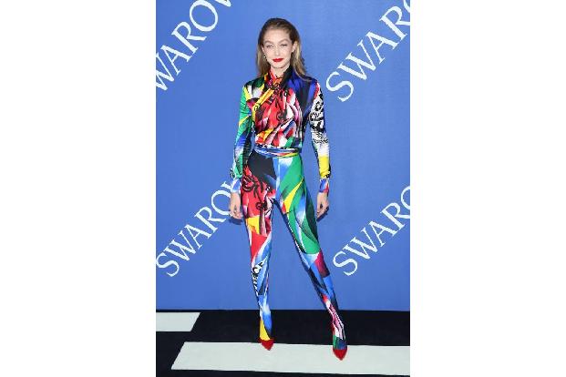 ...zählt unser Liebling Nummer zwei bei den Bombshells: Gigi Hadid. Das Model posiert nicht nur für die größten Namen der In...