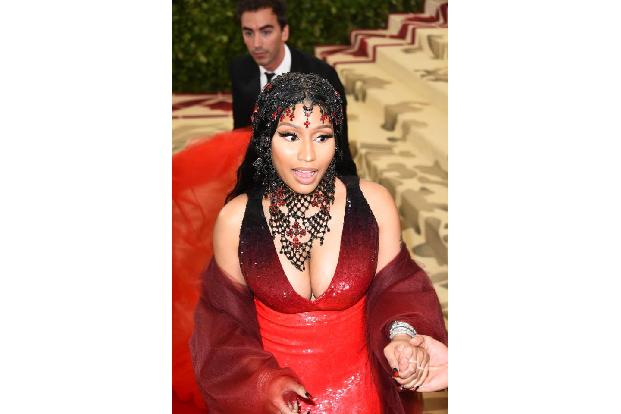 ...Selbstvermarktung. Dagegen war das rote Kleid mit der langen Schleppe, das sie auf der MET-Gala im Mai dieses Jahres trug...