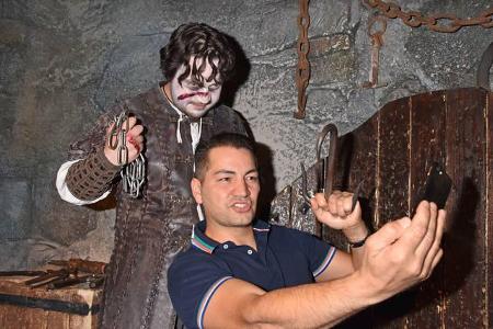 ...Bülent Sharif hat seinen Ausflug im Berlin Dungeon übrigens in vollen Zügen genossen - Selfies inklusive. Im Interview mi...