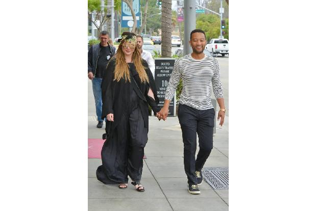 ...ihre Ehe mit John Legend so entspannt wie nie zuvor - die Bilder ihres ersten Ausflugs nach Miles' Geburt vor ein paar Ta...