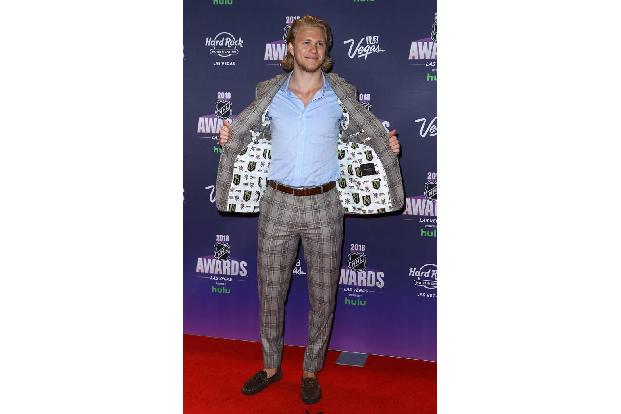 Dieser gut gekleidete junge Herr heißt William Karlsson, spielt für die Vegas Golden Knights und seine Pose verrät es fast: ...