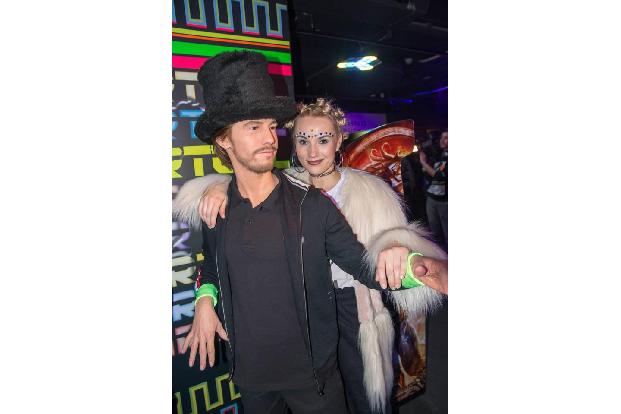 Ja, wer schmiegt sich denn hier an die Wachsfigur von 90er-Ikone Jamiroquai? Kleiner Tipp: Es ist NICHT Star-DJane Marusha! ...