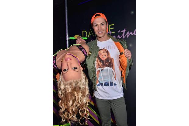 ...präsentierte indes Schlagersänger Julian David. Er trug seine Liebe zu Pop-Queen Britney Spears auf der Haut - kein Wunde...