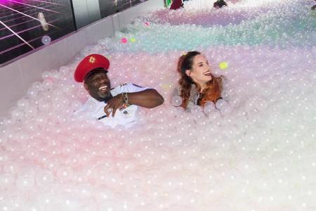 ...fast schon in den Hintergrund treten, denn es wurde ein neues Highlight eingeweiht: das Bällebad, in dem 40.000 Neon-Bäll...