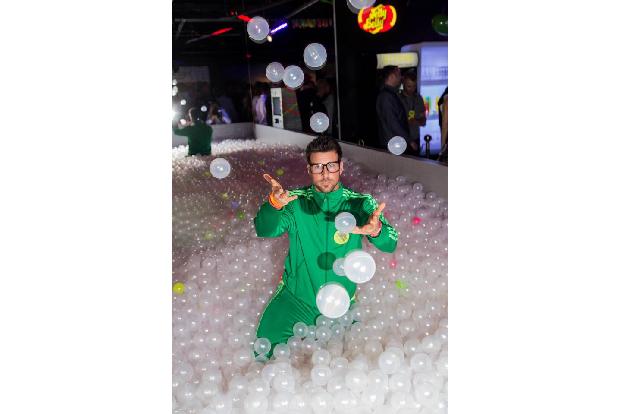 ...auch Leonard Freier nur zu gerne folgte. Perfekt gestylt im neongrünen Trainingsanzug strahlte der frisch verlobte Ex-Bac...