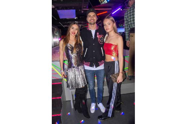 ...Tänzerin Renata Lusin, ihr 'Let's Dance'-Partner Jimi Blue Ochsenknecht und dessen jüngere Schwester Cheyenne drauf. Hut ...