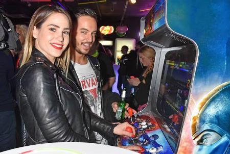 ...erinnerten die aufgestellten Spielautomaten - aber wer achtet schon aufs Jahrzehnt, wenn's um Spaß geht? 'Bachelor'-Kandi...