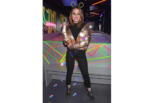...perfekt gestylt erschien Ex-'DSDS'-Sternchen Kim Gloss auf der Let's Glow Party. Zwar ließ sie sich solo fotografieren, t...