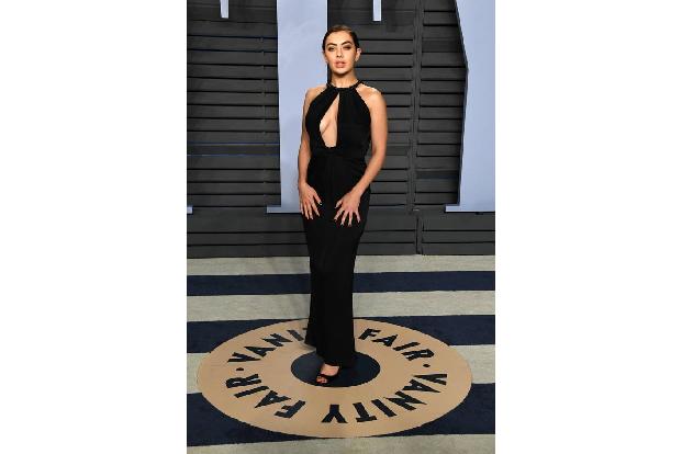 ...ist es bei Sängerin Charli XCX, die wie Kate ganz in Schwarz mit einem megaheißen Dekolleté in Schlüsselloch-Optik punkte...