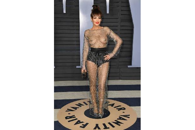 ...wurde es bei der Vanity Fair Oscar Party dank der albanischen Popsängerin Bleona Qereti, die jedem ihre Vorzüge zeigte - ...