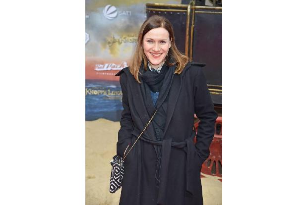 ...Bettina Lamprecht, bekannt aus 'Pastewka' und der 'heute-show', vertraute hingegen auf ihren dicken Mantel, um sich dem B...