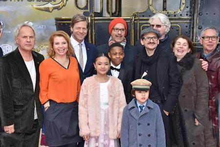 ...zeigt sich auch beim Gruppenfoto der Darsteller. Durch den aufwändigen Dreh wurde aus den Stars eine richtige Familie, di...