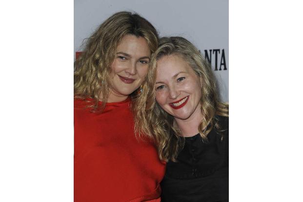 ...zur Kuschelattacke der Drew Barrymore! Die wollte ihre blutrünstige Rolle wohl mit ganz viel Zuneigung ausgleichen und sc...