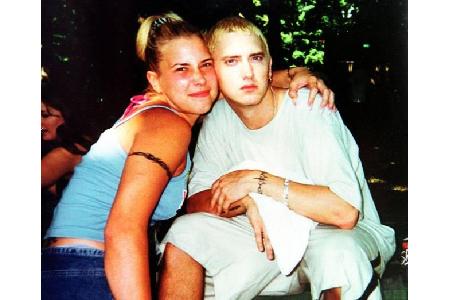 ...Eminem merken, der 1999 seine Kimberly heiratete, um sich 2001 wieder von ihr scheiden zu lassen. 2006 heirateten sie wie...