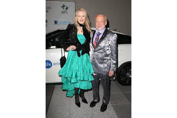 ...des Abends lieferte allerdings Astronaut-Legende Buzz Aldrin. Seine Begleitung glänzte neben ihm in Grün. Buzz ist und bl...