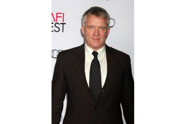 ...Anthony Michael Hall verübt haben, denn eine ehemalige Freundin behauptete, der Schauspieler habe sie 2009 in ihrem Haus ...