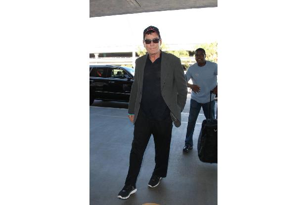 ...ist Charlie Sheen, der 2011 öffentlich seinen Zusammenbruch zelebrierte. Neben den Drogenskandalen wurde einer einstweili...