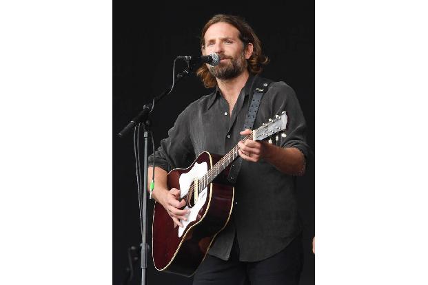 ...schnuckeligen Sänger erkannt? Wir um ein Haar nicht - denn es handelt sich um Hollywoodstar Bradley Cooper, der inzwische...