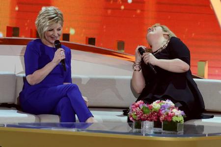 ...gab es dann so einiges zu lachen! Liegt das an den Promis oder etwa doch an der charmanten Gastgeberin? Auf jeden Fall...