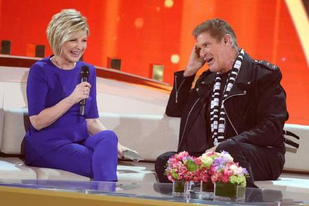 ...wirkte 90er-Ikone David Hasselhoff auf dem Sofa neben der Gastgeberin - was Carmen Nebel da wohl für einen Witz gebracht ...